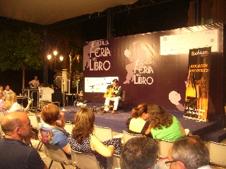 Little Boy Quique, en la Feria del Libro de Sevilla con la Asociación Apoloybaco.